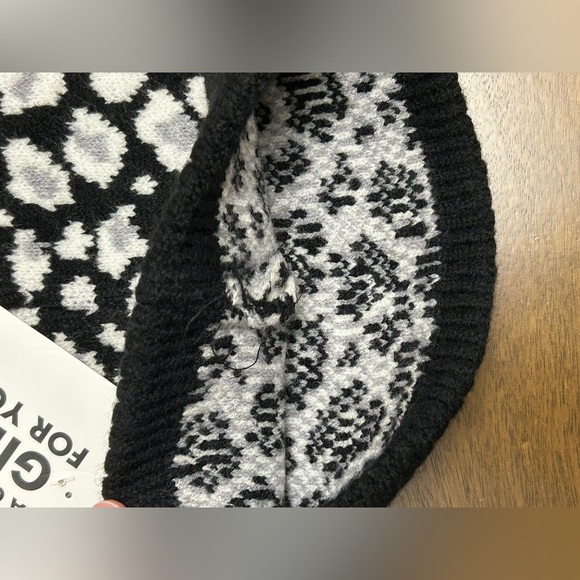 LA Grown Knit Pom-Pom Beanie Hat Animal Print White Black One Size (0336) - Picture 7 of 9